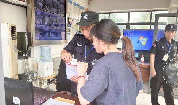 長沙紅光保安服務(wù)有限公司,長沙安保服務(wù),長沙安全服務(wù),長沙非武裝押運(yùn),勞務(wù)派遣服務(wù) 長沙紅光保安服務(wù)有限公司,長沙安保服務(wù),長沙安全服務(wù),長沙非武裝押運(yùn),勞務(wù)派遣服務(wù)